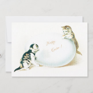Tarjeta Festiva vintage. pequeños gatitos jugando con huevo de Pas