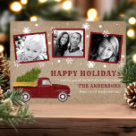 Tarjeta Festiva Vintage Red Truck Christmas Tree Snow Retro Foto<br><div class="desc">Vintage Red Truck Christmas Tree Snow Retro Photo Card. Este diseño presenta un hermoso camión rojo vintage de los años 50 con un magnífico árbol de Navidad lleno en la parte trasera. Junto con un hermoso fondo de papel kraft en el frente realzado por copos de nieve cayendo. La parte...</div>