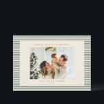 Tarjeta Festiva Vintage Sage Green Stripes Personalizado Navidades<br><div class="desc">Comparta sus deseos de vacaciones con esta moderna tarjeta de Navidades a rayas que incluye su foto familiar favorita. Diseñado con un fondo de marfil limpio y franjas horizontales de color verde salado, esta célebre tarjeta combina el minimalismo contemporáneo con el encanto atemporal. El tipo clásico de serif y el...</div>