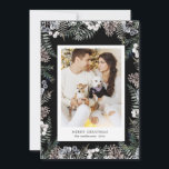 Tarjeta Festiva Vintage Winter Greenery Merry Christmas Photo Card<br><div class="desc">Nuestra colección de "zonas verdes invernales" cuenta con una vegetación minimalista de pino acuático, excelente para sus cartas e invitaciones, pero también para otros artículos de papelería y muchos más. El tipo de letra Serif junto con el tipo de letra de guión elegante es fácil de personalizar. Consulta nuestra tienda...</div>