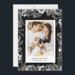 Tarjeta Festiva Vintage Winter Greenery Merry Christmas Photo Card<br><div class="desc">Nuestra colección de "zonas verdes invernales" cuenta con una vegetación minimalista de pino acuático, excelente para sus cartas e invitaciones, pero también para otros artículos de papelería y muchos más. El tipo de letra Serif junto con el tipo de letra de guión elegante es fácil de personalizar. Consulta nuestra tienda...</div>