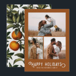 Tarjeta Festiva Vintage Winter Naranjas 3 Collage de fotos<br><div class="desc">Esta hermosa tarjeta fotográfica de vacaciones presenta tipografía de estilo vintage que dice "Felices Fiestas,  junto con tres plantillas de fotos. La parte trasera de la tarjeta presenta un diseño vintage de naranjas y flores de invierno.</div>