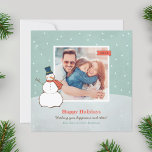 Tarjeta Festiva Vintage Winter Snowman Happy Holidays Photo<br><div class="desc">El diseño de la tarjeta de fotografía cuadrada "Happy Holidays" presenta una escena de invierno nevada con un muñeco de nieve feliz y copos de nieve. Personaliza tu foto (consejo: recorta tu foto en una forma cuadrada antes de cambiar la imagen para subir la tuya propia) y el saludo personalizado...</div>