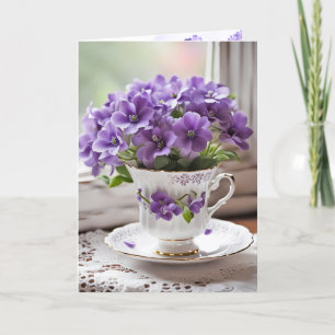 Tarjeta Festiva Violetas púrpuras floreciendo en taza de té