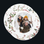 Tarjeta Festiva Warm Winter Berry Wreath Photo Holiday Card<br><div class="desc">Presentamos la cálida tarjeta de vacaciones Wreath Round Photo de invierno Berry Greenery. Esta cédula roja y verde es perfecta para celebrar las vacaciones con sus seres queridos. El bonito diseño acuático está decorado con una vegetación botánica acuática y bayas rojas decorando una corona orgánica festiva, con un patrón similar...</div>