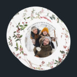 Tarjeta Festiva Warm Winter Berry Wreath Photo Holiday Card<br><div class="desc">Presentamos la cálida tarjeta de vacaciones Wreath Round Photo de invierno Berry Greenery. Esta cédula roja y verde es perfecta para celebrar las vacaciones con sus seres queridos. El bonito diseño acuático está decorado con una vegetación botánica acuática y bayas rojas decorando una corona orgánica festiva, con un patrón similar...</div>