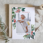 Tarjeta Festiva Watercolor Hollies con foto de falso Relieve metal<br><div class="desc">Envíe a sus seres queridos la alegría de sus vacaciones esta temporada con esta hermosa tarjeta de fotos de Felices Fiestas. Tiene acuarelas, falsos acentos de Relieve metalizado dorado, un patrón festivo a juego con la tipografía moderna. Los textos son totalmente editables. Personalice esta tarjeta de vacaciones acuática añadiendo su...</div>