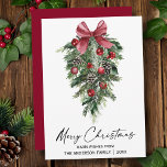 Tarjeta Festiva Watercolor Pines Calligraphy Ink Navidades Red<br><div class="desc">Moderna y elegante caligrafía Ink Script Watercolor Pines Winter Greeneration con Ornamentos de Navidad Borgoña Cinta Roja Bow,  Cones de Pino y Tarjeta de Navidad Holly Berries - Rojo</div>