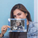 Tarjeta Festiva Watercolor Snowflakes Hanukkah Holiday Photo Card<br><div class="desc">La elegante y bonita tarjeta de fotos de vacaciones de Hanukkah es perfecta para todos sus amigos y familia esta temporada de vacaciones. Tiene nubes de color azul con estrellas blancas y copos de nieve a ambos lados. Personalizar el texto con el nombre de tu familia y el año e...</div>