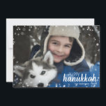 Tarjeta Festiva Watercolor Snowflakes Hanukkah Holiday Photo Card<br><div class="desc">La elegante y bonita tarjeta de fotos de vacaciones de Hanukkah es perfecta para todos sus amigos y familia esta temporada de vacaciones. Tiene nubes de color azul con estrellas blancas y copos de nieve a ambos lados. Personalizar el texto con el nombre de tu familia y el año e...</div>
