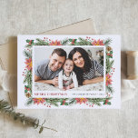 Tarjeta Festiva Watercolor Winter Botanicals Merry Christmas Photo<br><div class="desc">Feliz Navidad! Envíe sus deseos y saludos de vacaciones a la familia y amigos con esta tarjeta de foto de Navidad floral de personalizable. Cuenta con pinares acuáticos, agujas de pino, hoyos, bayas y poinsettia. Personalice agregando nombres, mensajes y una foto horizontal. Esta tarjeta fotográfica vintage de vacaciones florales está...</div>