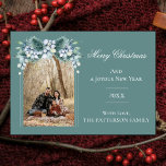 Tarjeta Festiva Watercolor Winter Floral Boho Arch Foto | Turquesa<br><div class="desc">Admire el encanto de la temporada con esta Verde azulada tarjeta de fotos acuarela de invierno Floral Boho Arch, diseñada para compartir su espíritu festivo. Este saludo fotográfico de vacaciones presenta un diseño elegante con un delicado arco boho y acento floral de invierno acuático, enmarcando con gusto su foto familiar....</div>