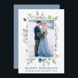 Tarjeta Festiva Watercolor Winter Floral Dusty Blue Newlywoed<br><div class="desc">Elegante color de agua verde invierno y azul floral feliz feriado Boda Foto recién casada tarjeta de vacaciones incluye hojas botánicas de invierno,  bayas azules,  flores azules,  algodón y bayas rojas. Dusty Blue and Silver Text. Dusty Blue Back.</div>