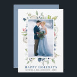 Tarjeta Festiva Watercolor Winter Floral Dusty Blue Newlywoed<br><div class="desc">Elegante color de agua verde invierno y azul floral feliz feriado Boda Foto recién casada tarjeta de vacaciones incluye hojas botánicas de invierno,  bayas azules,  flores azules,  algodón y bayas rojas. Dusty Blue and Silver Text. Dusty Blue Back.</div>