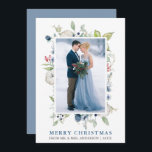Tarjeta Festiva Watercolor Winter Floral Nuevo Dusty Blue<br><div class="desc">Elegante color de agua verde invierno y floral azul Boda navideña foto recién casada tarjeta de vacaciones incluye hojas de verdor botánico de invierno,  bayas azules,  flores azules,  algodón y bayas rojas. Dusty Blue and Silver Text. Dusty Blue de vuelta.</div>