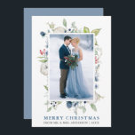 Tarjeta Festiva Watercolor Winter Floral Nuevo Dusty Blue<br><div class="desc">Elegante color de agua verde invierno y floral azul Boda navideña foto recién casada tarjeta de vacaciones incluye hojas de verdor botánico de invierno,  bayas azules,  flores azules,  algodón y bayas rojas. Dusty Blue and Silver Text. Dusty Blue de vuelta.</div>