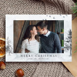 Tarjeta Festiva Watercolor Winter Pine Trees Foto<br><div class="desc">Desee a sus seres queridos una Feliz Navidad con nuestra elegante tarjeta de fotos de vacaciones Watercolor Winter Pine Trees. La tarjeta de vacaciones muestra tu foto enmarcada por un fondo de pinos de color gris azulado, pájaros voladores y un sutil lavado de acuarela. Personalice la tarjeta agregando un saludo...</div>