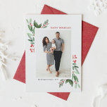 Tarjeta Festiva WatercolorRed Winterberry y Holly Photo<br><div class="desc">Envíe alegría festiva con estilo con nuestra tarjeta de vacaciones de fotos de personalizable con acuarela y winterberry. El diseño de esta tarjeta botánica combina la belleza intemporal de las hojas de acuarela con el encanto estacional de las berries de invierno. Perfecto para familias, amigos o saludos corporativos, esta tarjeta...</div>