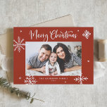 Tarjeta Festiva Whimsical Snowflakes Red Merry Christmas Photo<br><div class="desc">Feliz Navidad! Envíe cálidos deseos a la familia y amigos con esta fantástica tarjeta de Navidades. Cuenta con copos de nieve extravagantes y caligrafía moderna. Personalice esta tarjeta de Navidades de fotos agregando sus detalles. Esta tarjeta de foto navideña con copo de nieve está disponible en otros colores y material...</div>