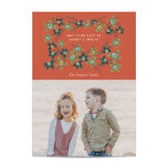 Tarjeta Festiva Winter Buds<br><div class="desc">Diseño floral de invierno contemporáneo en rojo clásico y verde.</div>