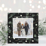 Tarjeta Festiva Winter Evergreen Foliage Photo Black Square<br><div class="desc">Estos Navidades | La tarjeta cuadrada de vacaciones presenta un patrón de vegetación de invierno pintado a mano sobre un fondo negro y texto personalizado en la parte posterior.</div>