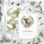Tarjeta Festiva Winter Fir Cone Berry Wreath Merry Christmas Photo<br><div class="desc">¿Buscando una hermosa, simple y elegante tarjeta de vacaciones? No busque más y venga a nuestra Festividad Fir Cone Berry Ferry Christmas Photo Card! Esta impresionante tarjeta presenta una decoración moderna y verde de invierno, decorada con hermosas obras de arte acuáticas de abetos de invierno y bayas rojas, que rodean...</div>