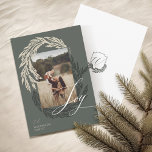 Tarjeta Festiva Winter Garland Wreath Joy Script Photo & Monogram<br><div class="desc">Disfrute de la alegría de la temporada de vacaciones con nuestra tarjeta de vacaciones de Navidades de huertos de invierno. Nuestras tarjetas personalizadas cuentan con nuestro diseño de guirnaldas de invierno con tu foto, firma familiar y monograma en un escudo festivo y elegante en la parte posterior de la tarjeta....</div>
