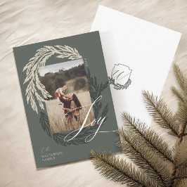 Tarjeta Festiva Winter Garland Wreath Joy Script Photo & Monogram
