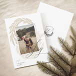 Tarjeta Festiva Winter Garland Wreath Joy Script Photo & Monogram<br><div class="desc">Disfrute de la alegría de la temporada de vacaciones con nuestra tarjeta de vacaciones de Navidades de huertos de invierno. Nuestras tarjetas personalizadas cuentan con nuestro diseño de guirnaldas de invierno con tu foto, firma familiar y monograma en un escudo festivo y elegante en la parte posterior de la tarjeta....</div>