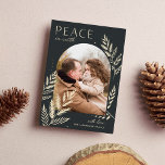 Tarjeta Festiva Winter Laurel | Foto de Peace On Earth<br><div class="desc">Moda y elegante diseño de tarjetas de vacaciones con una sola foto vertical o retrato en un diseño único de arcos, adornado con un follaje botánico muy detallado. "Paz en la Tierra" aparece en la parte superior izquierda, con el nombre de su familia en la parte inferior derecha. Una elección...</div>