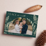 Tarjeta Festiva Winter Laurel | Foto de Peace on Earth<br><div class="desc">Moda y elegante diseño de tarjetas de vacaciones con una única foto horizontal o orientada al paisaje en un diseño único de arcos, adornado con un follaje botánico muy detallado. "Paz en la Tierra" aparece en la parte superior izquierda, con el nombre de su familia en la parte inferior. Una...</div>