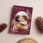Tarjeta Festiva Winter Laurel | Foto de Peace On Earth<br><div class="desc">Moda y elegante diseño de tarjetas de vacaciones con una sola foto vertical o retrato en un diseño único de arcos, adornado con un follaje botánico muy detallado. "Paz en la Tierra" aparece en la parte superior izquierda, con el nombre de su familia en la parte inferior derecha. Una elección...</div>