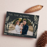 Tarjeta Festiva Winter Laurel | Foto de temporada<br><div class="desc">Moda y elegante diseño de tarjetas de vacaciones con una única foto horizontal o orientada al paisaje en un diseño único de arcos, adornado con un follaje botánico muy detallado. "Esta es la temporada" aparece en la parte superior izquierda, con el nombre de su familia en la parte inferior. Una...</div>