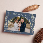Tarjeta Festiva Winter Laurel | Foto de temporada<br><div class="desc">Moda y elegante diseño de tarjetas de vacaciones con una única foto horizontal o orientada al paisaje en un diseño único de arcos, adornado con un follaje botánico muy detallado. "Esta es la temporada" aparece en la parte superior izquierda, con el nombre de su familia en la parte inferior. Una...</div>