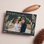 Tarjeta Festiva Winter Laurel | Fotos navideñas de Feliz<br><div class="desc">Moda y elegante diseño de tarjetas de vacaciones con una única foto horizontal o orientada al paisaje en un diseño único de arcos, adornado con un follaje botánico muy detallado. "Feliz Navidad" aparece en la parte superior izquierda, con el nombre de tu familia al final. Una elección refinada inspirada en...</div>
