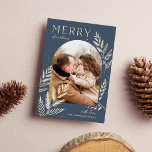 Tarjeta Festiva Winter Laurel | Fotos navideñas de Feliz<br><div class="desc">Moda y elegante diseño de tarjetas de vacaciones con una sola foto vertical o retrato en un diseño único de arcos, adornado con un follaje botánico muy detallado. "Feliz Navidad" aparece en la parte superior izquierda, con el nombre de tu familia en la parte inferior derecha. Una elección refinada inspirada...</div>