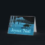 Tarjeta Festiva Winter Wolf - Joyeux Noё l<br><div class="desc">Un lobo camina sobre una nieve dura en la noche; un pico cubierto de árboles en el fondo. La luz de la luna refleja la nieve y la ladera pálida de los abedules. Los ojos del lobo también brillan con la luz de la luna reflejada. La lectura francesa de texto...</div>