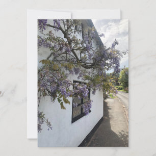Tarjeta Festiva Wisteria creciendo contra una casa de campo de par