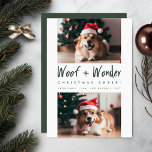 Tarjeta Festiva Woof   Wonder Cheer Funny Mascota Dog Photo Navida<br><div class="desc">Esta tarjeta tiene un diseño moderno y festivo, perfecto para las vacaciones. Destacan dos fotos de un perro alegre, cada una adornada con un lindo sombrero de Santa. El diseño de la tarjeta está orientado verticalmente, dividido en tres secciones. Las secciones superior e inferior albergan las fotos del perro, ambas...</div>
