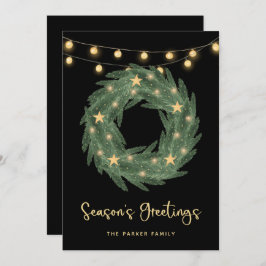 Tarjeta Festiva Wreath verde con luces de cadena dorada en negro