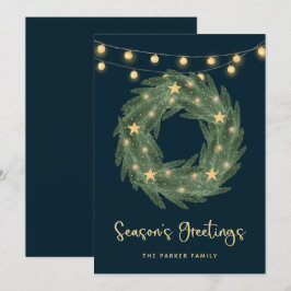 Tarjeta Festiva Wreath verde con luces de cadena dorada sobre azul