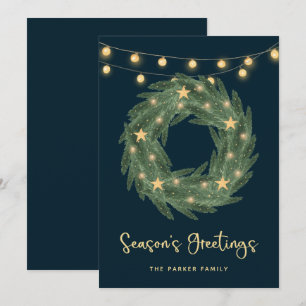Tarjeta Festiva Wreath verde con luces de cadena dorada sobre azul