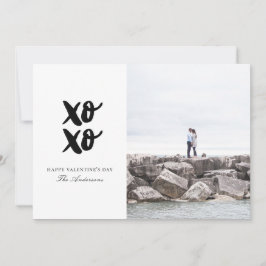 Tarjeta Festiva XO. Abrazos y besos. San Valentín blanco y negro