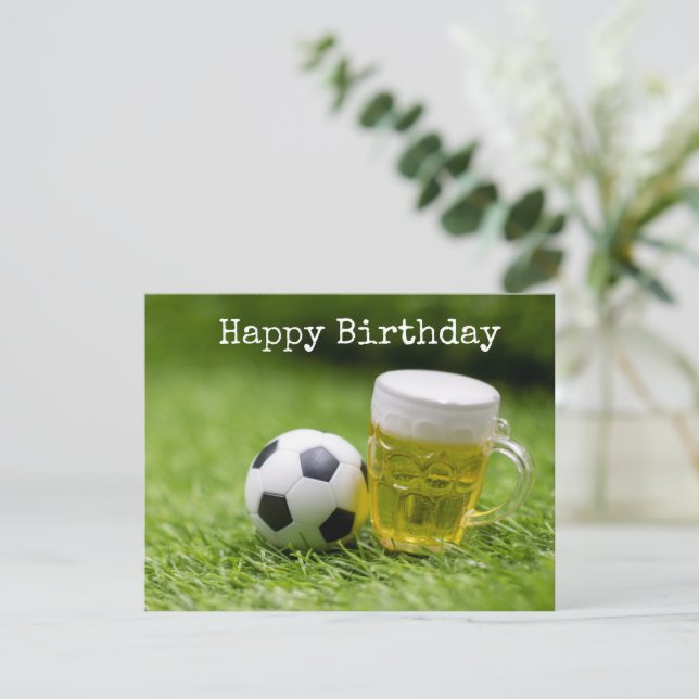 Tarjeta Fiesta de fútbol con fútbol y cumpleaños de cervez (Anverso de pie)