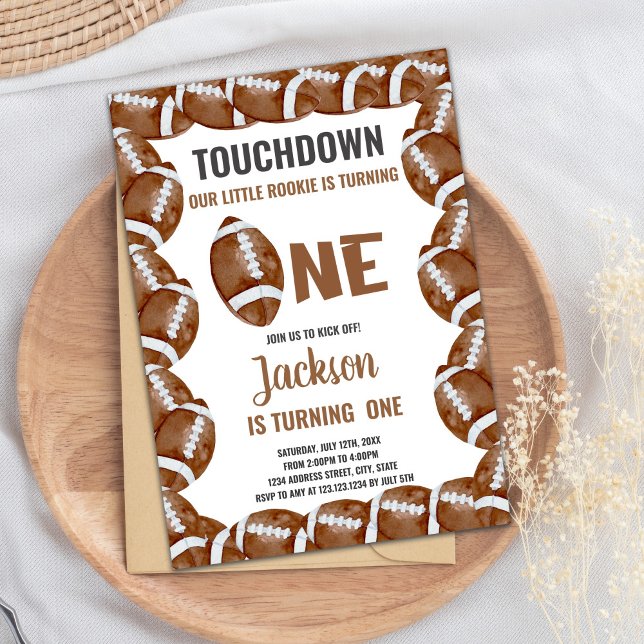 Tarjeta Fiesta deportiva para niños con bolas clás (Brown Football Birthday Invitations)