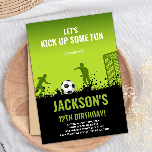 Tarjeta Fiesta deportiva para niños con campo negr (Green Black Soccer Birthday Invitations)