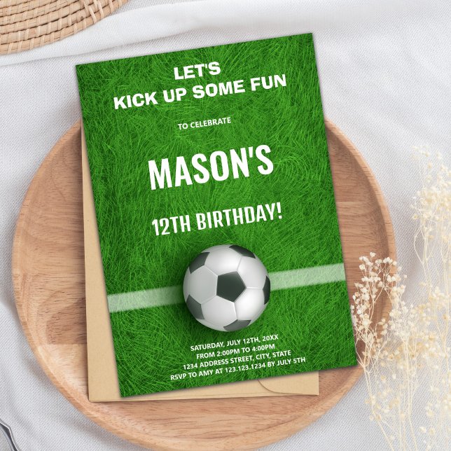 Tarjeta Fiesta deportiva para niños con campo y bo (Green Soccer Birthday Invitations)