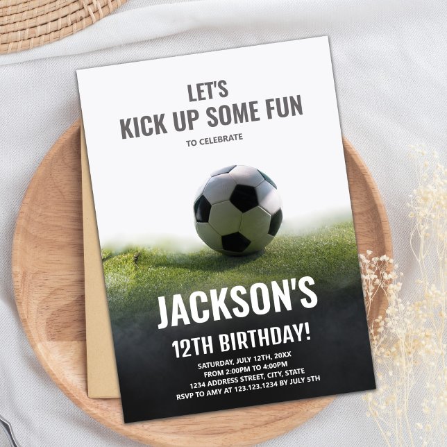 Tarjeta Fiesta deportiva para niños con tema clási (White Black Soccer Birthday Invitations)