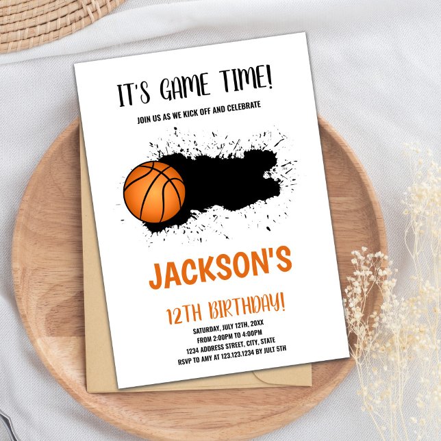 Tarjeta Fiesta deportiva para niños con tinta con  (Black Ink Basketball Birthday Invitations)