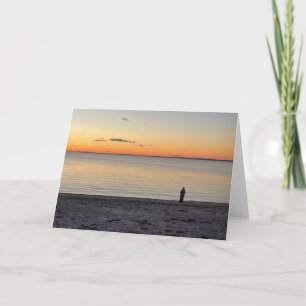 Tarjeta Figura solitaria de pie en la playa del océano Fot